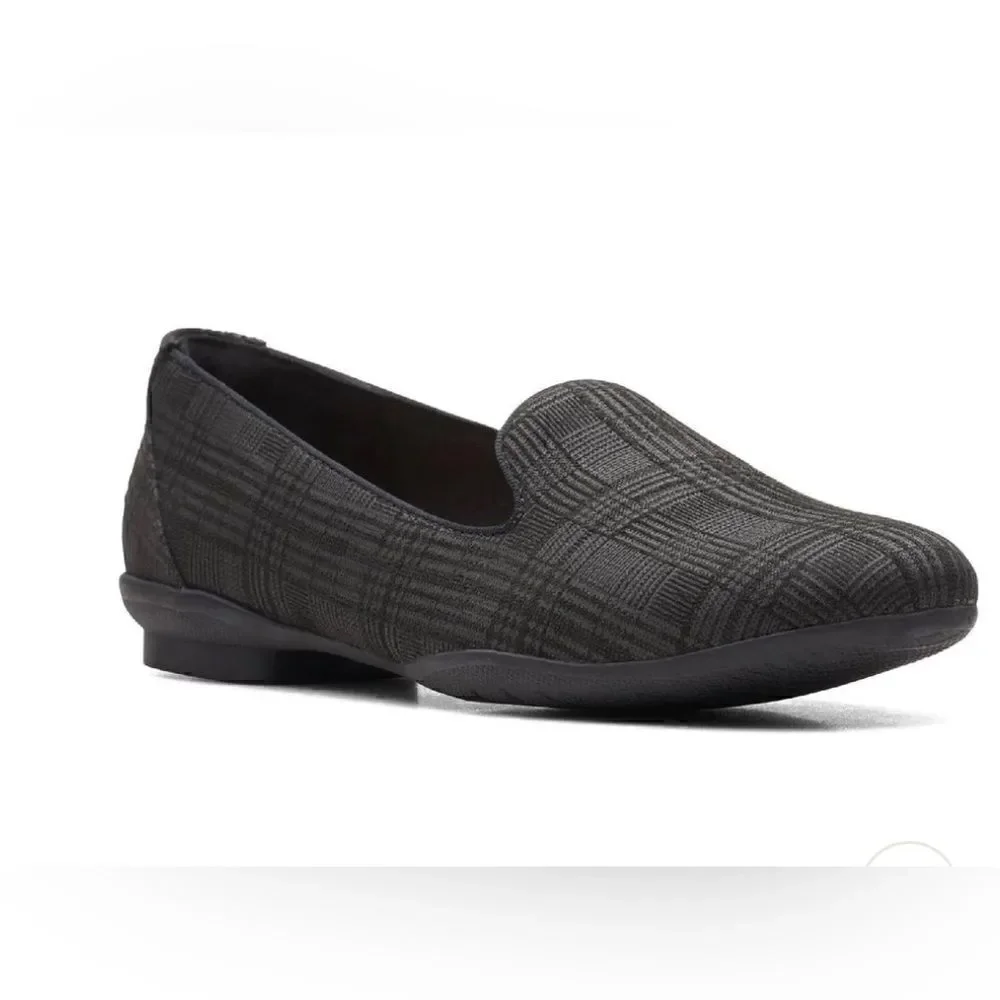 CLARKS SARA POPPY WOMENS SLIP ON SMOKING LOAFERS BLACK PLAID SIZE 6.5
